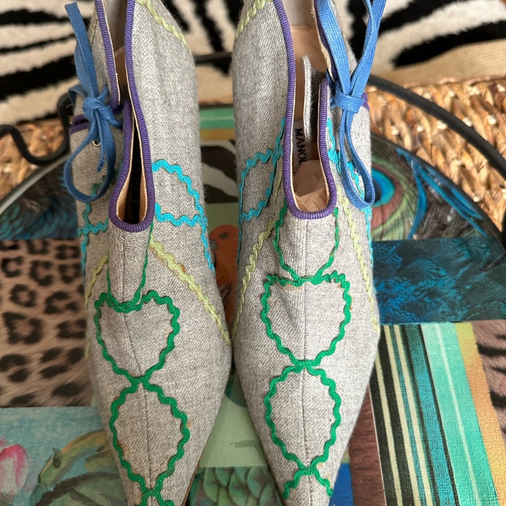 MANOLO BLAHNIK Gray Green Blue Purple Embroidered Women's booties Size 40